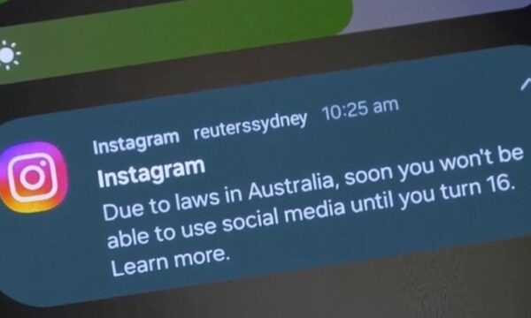 Ndalimi i parë në botë i mediave sociale për fëmijët nën 16 vjeç do të hyjë në fuqi në Australi brenda një jave, dhe Instagram ka filluar t’u dërgojë njoftime adoleshentëve në lidhje me ndalimin e ardhshëm.  Nga 10 dhjetori, platformat që qeveria australiane ka vendosur të ndalojë duhet të çaktivizojnë të gjitha llogaritë e përdoruesve nën moshën 16 vjeç.  Këto platforma janë: Facebook, Instagram, TikTok, Snapchat, X (Twitter), YouTube, Reddit, Twitch, Kick dhe Threads. Megjithatë, qeveria tha se kjo është një listë dinamike e aplikacioneve përdorimi i të cilave është i ndaluar për fëmijët, kështu që aplikacione të tjera mund të shtohen në listë në të ardhmen.  Disa platforma, të cilat përdoren edhe nga të rinjtë, nuk do të ndalohen, dhe këto janë Roblox, Pinterest, YouTube Kids, WhatsApp, Discord, Messenger, Google Classroom dhe aplikacione të ngjashme që mund të jenë të dobishme për studentët.  Shumë veta pyesin veten se si do të funksionojë verifikimi i moshës së përdoruesve. Megjithatë, kjo i lihet secilës platformë individuale të vendosë për metodën e verifikimit.  Meta, kompania mëmë e Facebook dhe Instagram, nuk ka zbuluar se si planifikon të përcaktojë se cilët përdorues janë nën 16 vjeç, duke argumentuar se kjo potencialisht do t’i njoftonte adoleshentët se si ta shmangin ndalimin. Snapchat do të përdorë modelet e sjelljes së llogarisë dhe datën e lindjes të listuar në llogari për të përcaktuar se kush është nën 16 vjeç. TikTok tha se do të ndjekë një “qasje shumështresore për përcaktimin e moshës”, duke u mbështetur në “teknologji të ndryshme”.  Pas hyrjes në fuqi të ndalimit, adoleshentët do të jenë në gjendje të shkarkojnë të gjitha fotot dhe mesazhet e tyre në Facebook dhe Instagram nga llogaria, si dhe ta ndalojnë atë derisa të mbushin 16 vjeç. TikTok deklaroi se do t’u lejojë përdoruesve të çaktivizojnë ose fshijnë llogaritë e tyre, si dhe të arkivojnë përmbajtje nga llogaritë e tyre. Shumë aplikacione të tjera do të lejojnë gjithashtu qasje në përmbajtjen e kaluar nga llogaritë e përdoruesve.  Qeveria tha se njerëzit nuk duhet të presin që ndalimi të jetë i plotë dhe i përsosur në ditën e parë që vendimi hyn në fuqi dhe se nuk do t’i penalizojë menjëherë platformat nëse nuk i përmbahen vendimit.