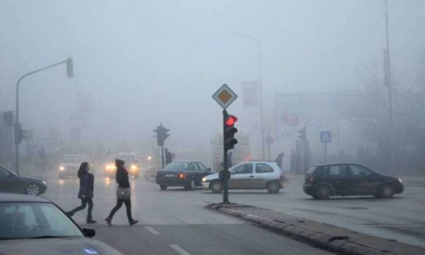 Ajri i ndotur në Kosovë, këshillohet që personat e ndjeshëm të shmangin daljet