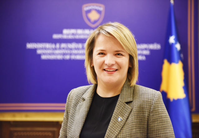 Ish-deputetja e Vetëvendosjes thotë se “qytetarët kurrë s’kanë pasur më shumë pare”