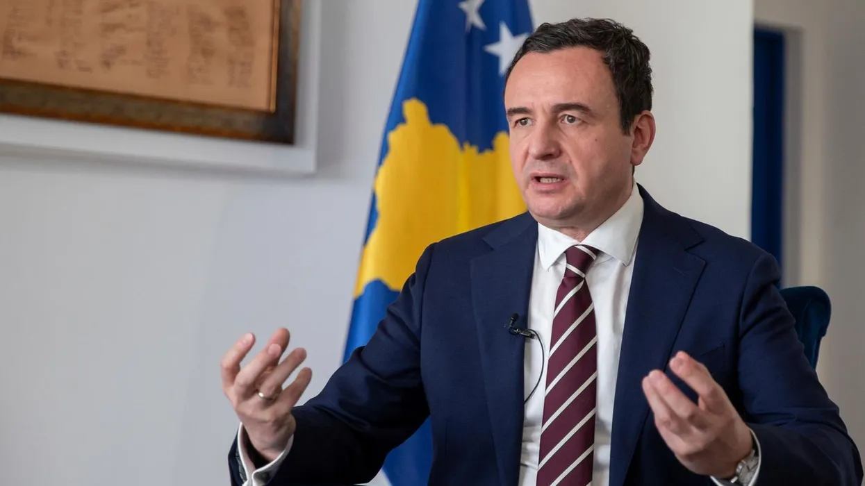 Kurti i mban në lojë paratë, dy ditë para zgjedhjeve sektorit publik ia premton edhe pagën e 13’të