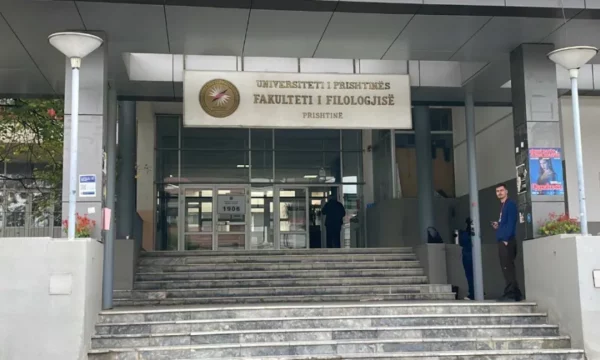 Mungojnë dy zyrtarët e tavolinave në Fakultetin Filologjik, një kamerë jashtë funksionit