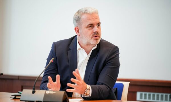 Azemi: LVV trembet nga vota e lirë, prandaj duan t’i shpërndajnë kutitë e votimit nëpër salla dasmash