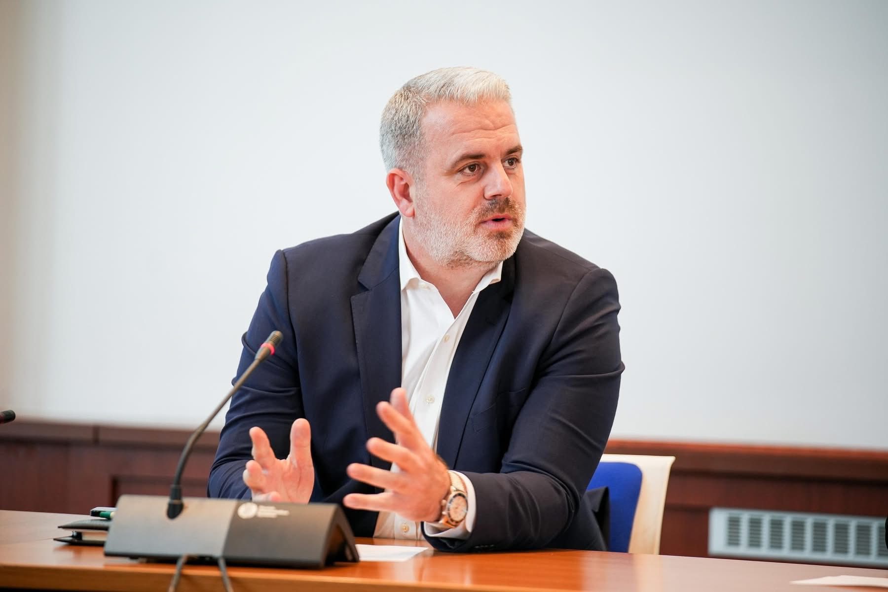 Azemi: Kurti gënjeu sërish për Vuk Hamoviqin, ai i fiton mbi 70 milionë ankande në muaj për bartje të rrymës