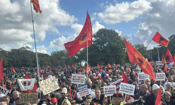 Sot në Shkup protestohet për krerët e UÇK që janë në Hagë, ish-luftëtarëve iu bëhet thirrje të mos shkojnë, mund të arrestohen