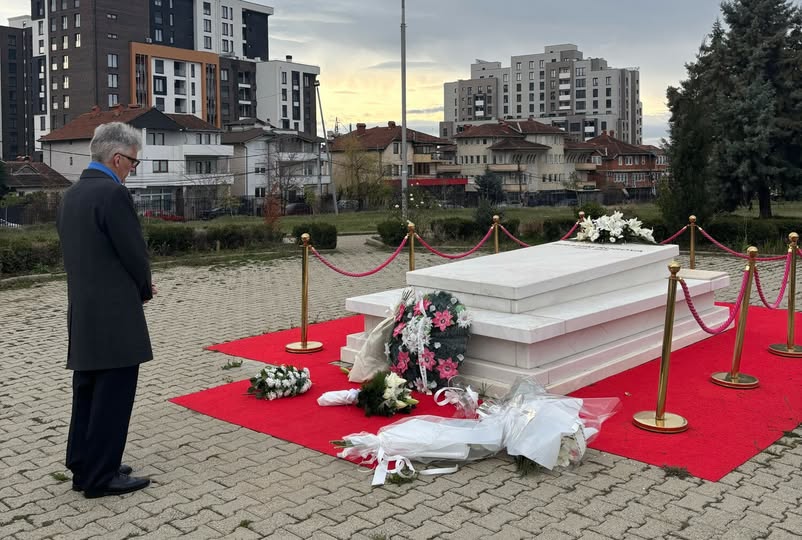 Ambasadori gjerman nderon Rugovën: Avokat i zgjidhjes së konflikteve pa dhunë