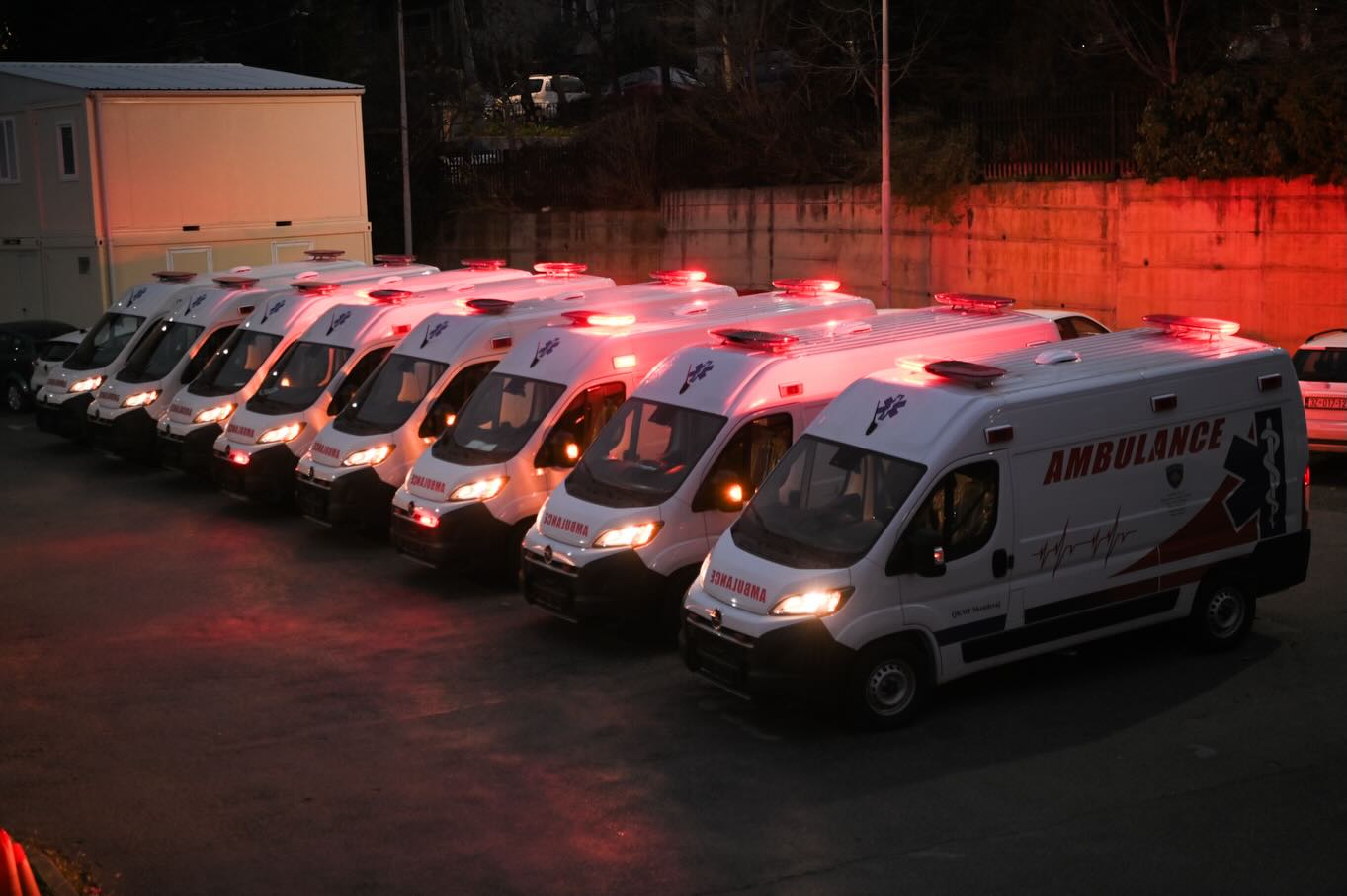 Ministria e Shëndetësisë forcon shërbimet emergjente, tetë autoambulanca të reja për komunat