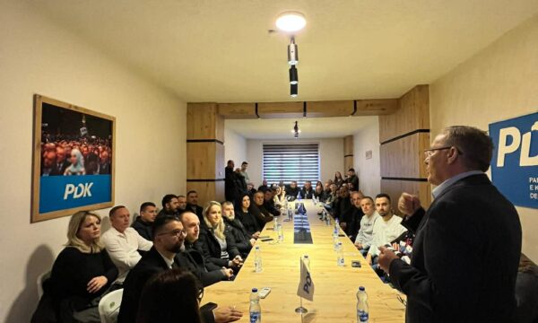 Bedri Hamza e nisi ditën me shtabin zgjedhor në Mitrovicë
