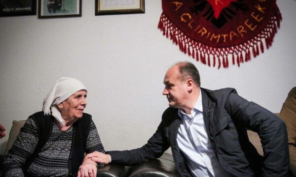 Përvjetori i rënies së Mujë Krasniqit dhe bashkëluftëtarëve, Hoxhaj: Heroizmi i buronte nga atdhedashuria e trashëguar