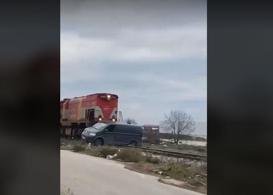 Treni godet një kombi në hekurudhë, afër Prishtinës