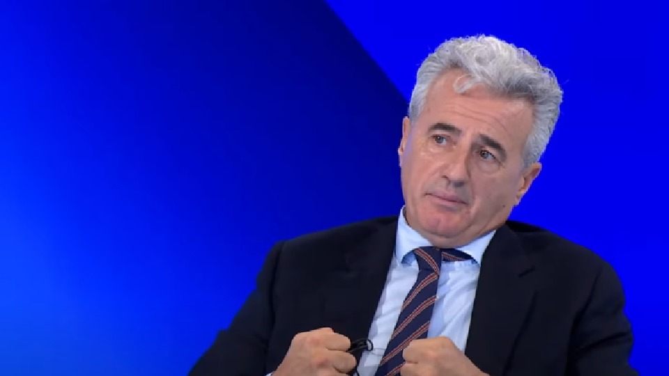 Koci: Është arrestuar një bashkëatdhetar i yni në Serbi, pasi kishte emblemën e UÇK-së në veturë