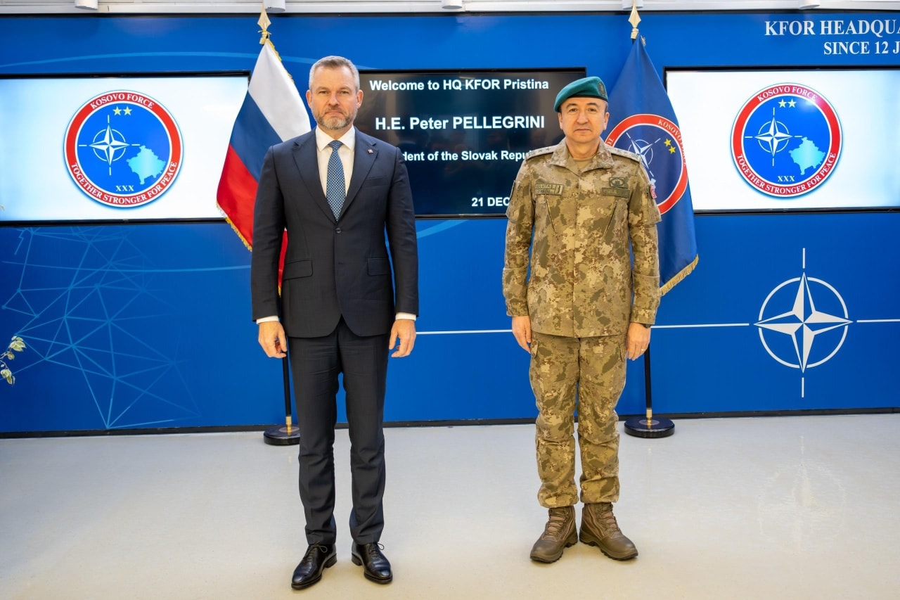 Komandanti i KFOR-it takon presidentin e Sllovakisë në Prishtinë, diskutohen çështjet e sigurisë në Kosovë
