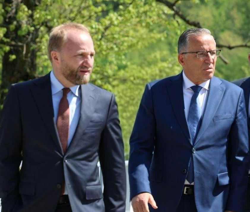 Abelard Tahiri befason këndshëm: Refuzon pozicionin e privilegjuar në listën zgjedhore të PDK-së