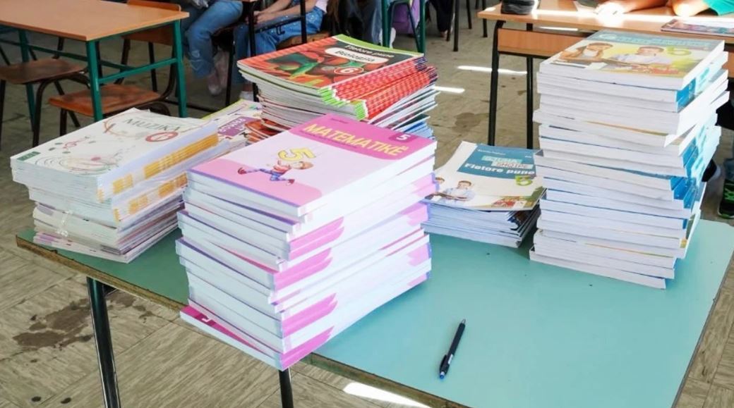 Serbia vazhdon t’i mbajë të bllokuara fondet për librat e nxënësve në Luginë