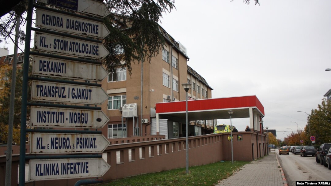 Fëmija dërgohet me urgjencë në QKUK, rrezikon humbjen e gishtërinjve si pasojë e shpërthimit të mjeteve piroteknike