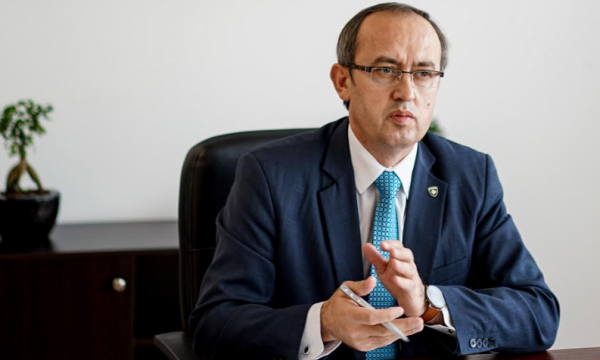 Hoti: Presidentja po e shndërron institucionin në zyrë politike, vizita e saj në Mitrovicë është shkelje e rolit kushtetues