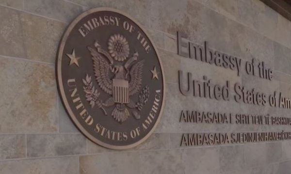 Ambasada e ShBA-së paralajmëron qytetarët shqiptarë: Mashtrimi përmes martesës, krim federal