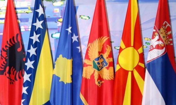 DW: Ballkani Perëndimor ende në pikë kritike, Serbia shihet si pengesë për anëtarësimin e Kosovës në BE