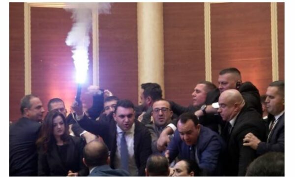Opozita ndez flakadanë në Kuvendin e Shqipërisë
