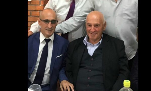 Vajza e Salih Mustafës emocionon për vdekjen e gjyshit: Afër kishe fëmijët e tu; Gencin, Benin e Dritën, por jo Calin