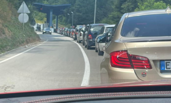 Nis ardhja e bashkatdhetarëve, deri në një orë pritje te Dheu i Bardhë