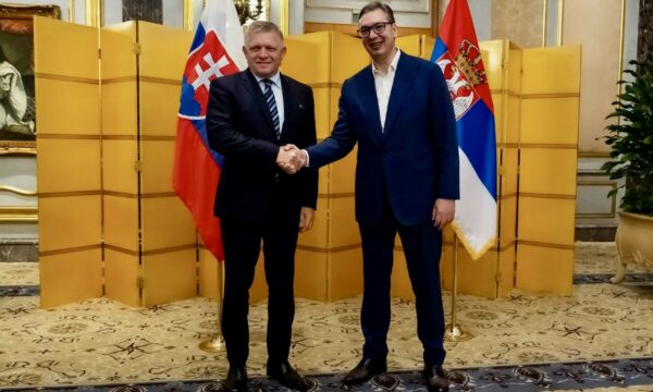 Kryeministri sllovak, aleat i Rusisë dhe Serbisë, thotë se Vuçiq bëri mirë që nuk shkoi në Bruksel: BE e padrejtë