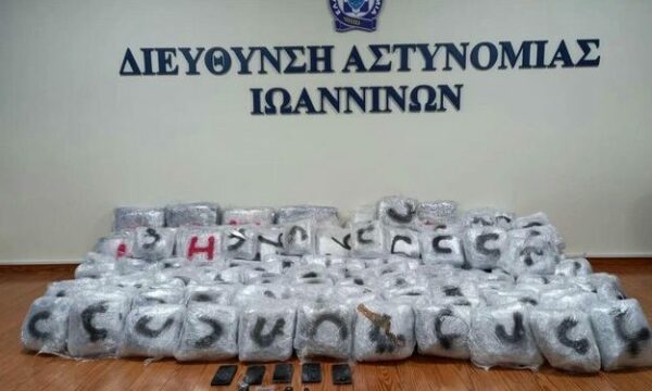 Kapen 215 kg marijuanë në Janinë/ Vihen në pranga tre shqiptarë