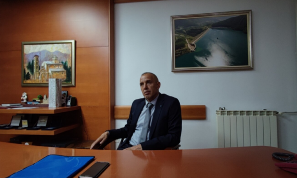 Izmir Zeqiri pas dorëzimit të detyrës në Zubin Potok: Kryetari i ri i lëvizi simbolet e Republikës brenda zyrës