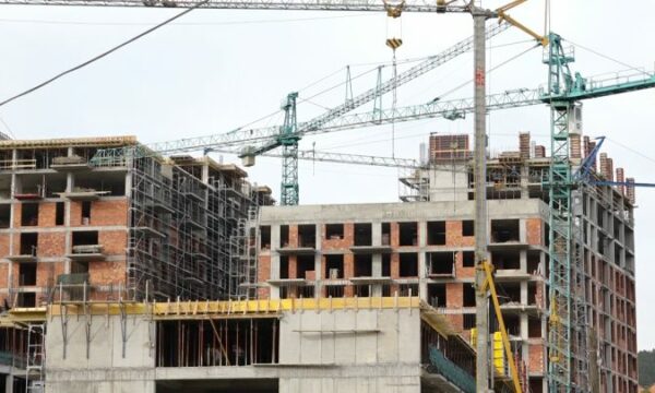 Pse janë shtrenjtuar banesat në Kosovë? Kreu i shoqatës së ndërtuesve tregon faktorët kryesorë