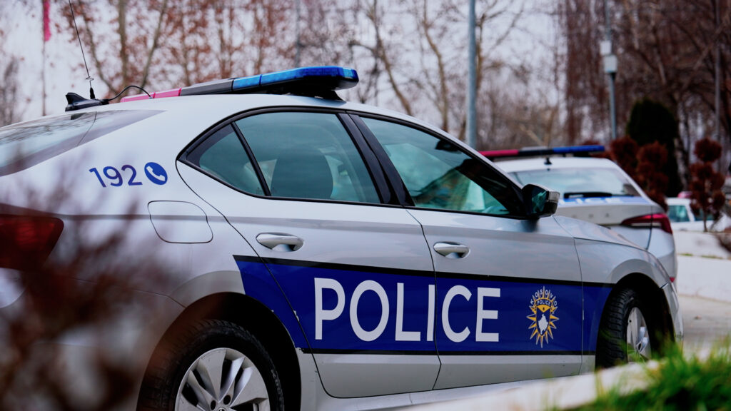 Burri në Ferizaj rrah gruan, Policia i gjen armë – Prokurori e liron