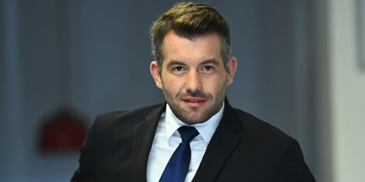 Ymeri e LDK’së i tha ekstremist i majtë dhe që bën tifo për mashtrues si Kurti, reagon Rron Gjinovci