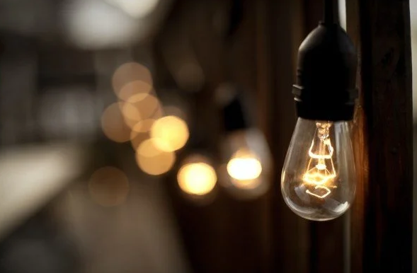 Qytetarët ankohen për mungesë energjie: Peqani dhe Ferizaj në errësirë