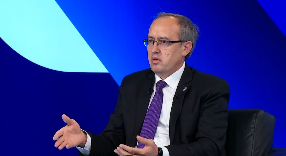 Hoti: Vjosa Osmani është dorë e zgjatur e Albin Kurtit, s’po luan rolin e presidentes