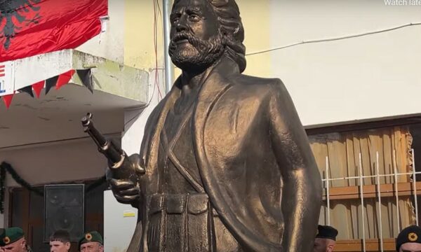 Adem Jashari, në Fier: Statuja e heroit legjendar vendoset në oborrin e një shkolle