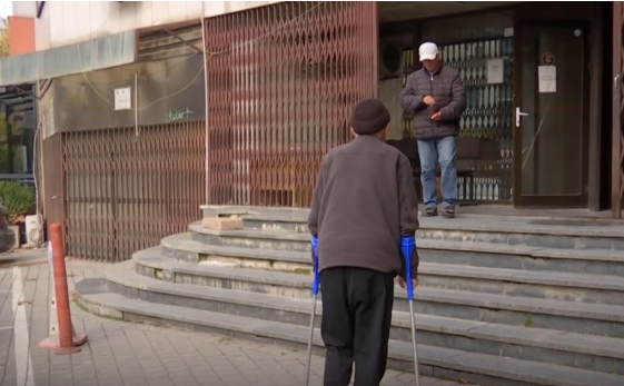 Zotimi i pambajtur: Kurti harron pleqtë, s’ka strehë për ta