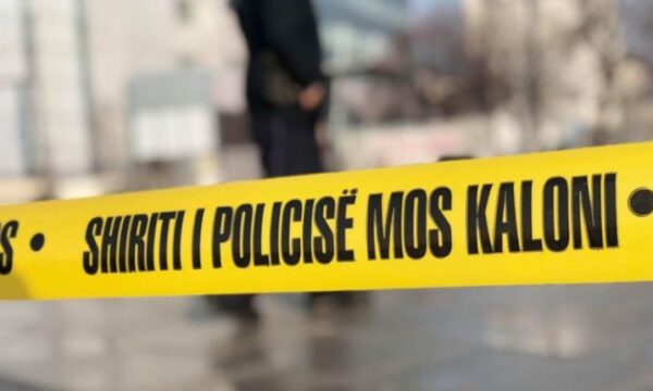 Vdes një 57 vjeçar në Prizren, pranë tij u gjet një armë