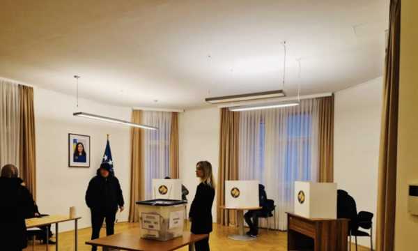 Mbi 1 mijë qytetarë votuan në 24 përfaqësidiplomatike deri në ora 09:00, thotë KQZ