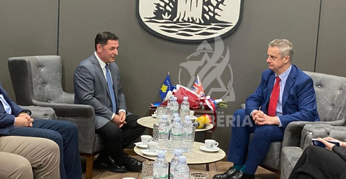 Kryetari i Malishevës, Ekrem Kastrati, pret në takim zyrtar ambasadorin britanik Jonathan Hargreaves