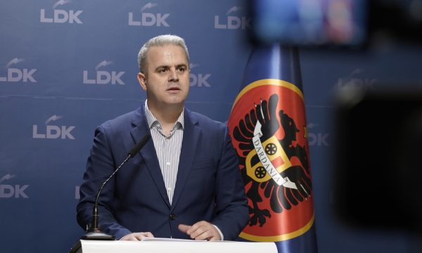 Visar Azemi pyet Kurtin: Kush është më i rëndësishëm për ju, Vuku apo Kosova?