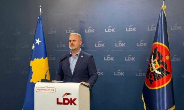 Visar Azemi: Kurti, që e refuzoi gazin amerikan, duhet me i tregu qytetarëve pse është shtrenjtuar kaq shumë rryma