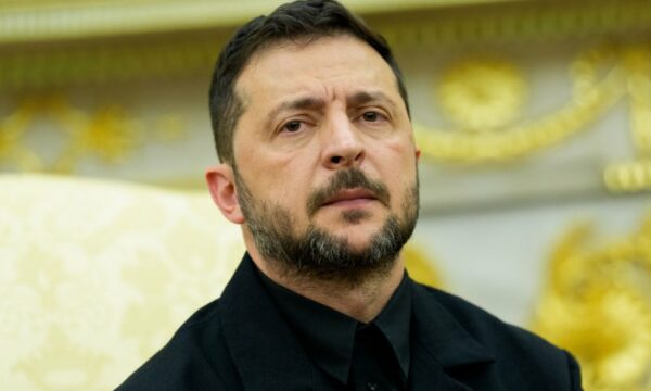 Zelensky kërkon paqe të “dinjitetshme” në prag të takimit mes zyrtarëve amerikanë e ukrainas në Berlin