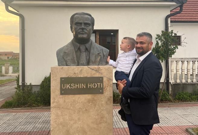 Pasi hyri në listën e VV-së, Andin Hoti me të birin tek busti i babait të tij: Kosova është e jona, e askujt tjetër