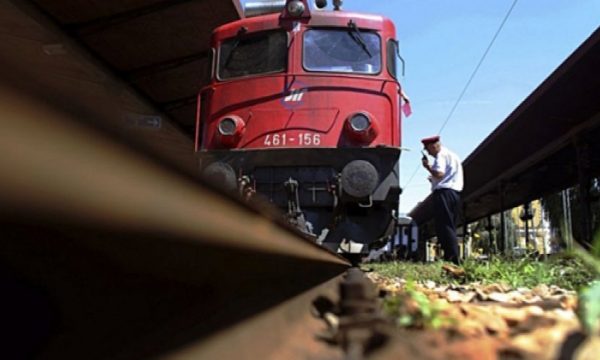 Dy të lënduar nga përplasja e trenit me një automjet në Drenas