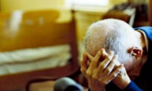 Babai e raporton djalin në Polici për dhunë: Ishte në ndikim të drogës, kërkon para, kjo ka ndodhur edhe më herët
