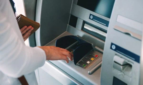 Arrestohen dy persona, keqpërdorën të dhënat bankare të disa qytetarëve