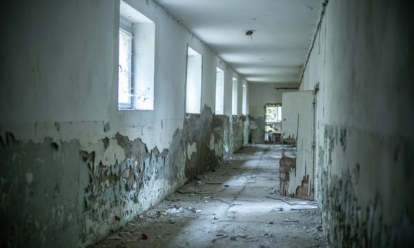 Fotografi kosovar sjell pamje të rralla nga shkolla e braktisur në Marec