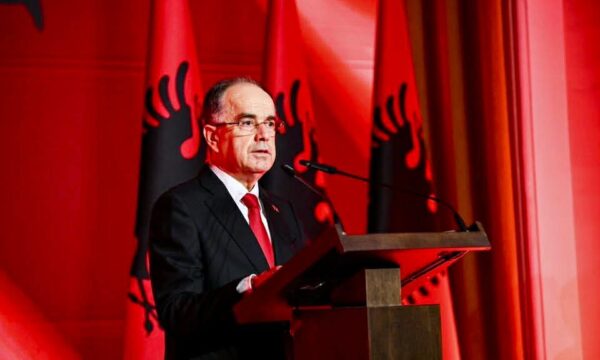 Presidenti Begaj uron besimtarët e krishterë: Krishtlindje plot shpresë e begati për të gjithë
