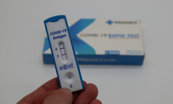 Teste të rreme për COVID-19 dhe grip zbulohen në të gjithë Europën