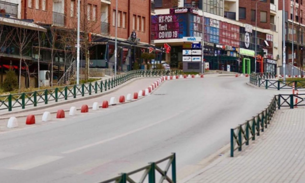 Një person i panjohur ndezi zjarre në rrugën Muharrem Fejza, pesë vetura të dëmtuara
