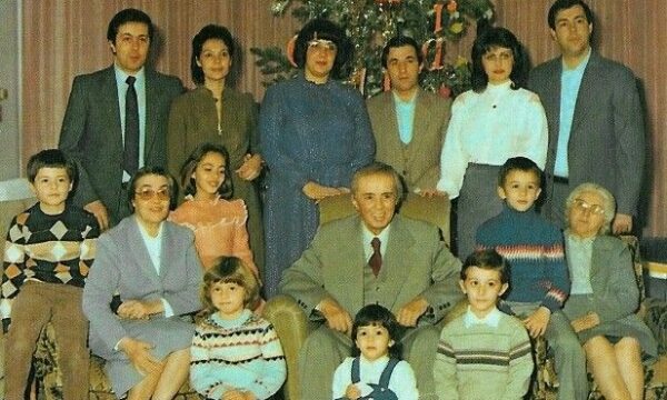 Zbulohet dokumenti: Familja e Enver Hoxhës në një vit ka konsumuar dy tonë mish e 523 litra vaj, 326 litra raki, 1.5 kv lajthi, kikirikë e arra