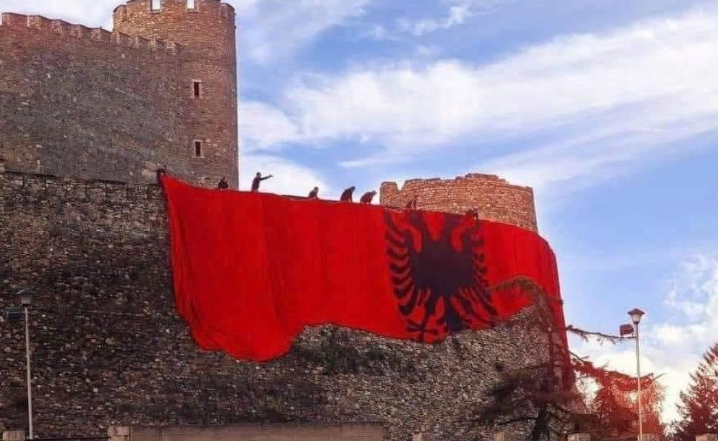 Tifo-grupi “Shvercerat” e Shkupit, mbështesin protestën kundër Gjykatës Speciale më 13 dhjetor